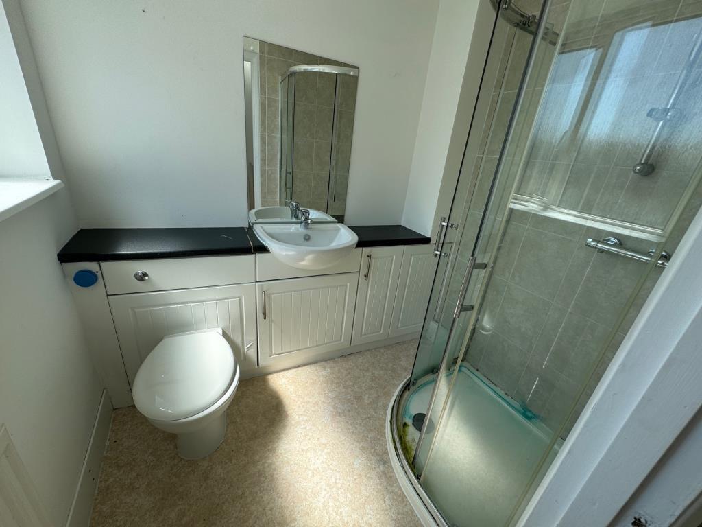 Lot: 16 - TWO-BEDROOM TERRACE HOUSE - Shower room